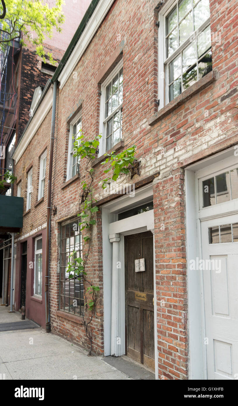 Bootsstation Reihenhaus Häuser im federal Style auf Greenwich Street, Tribeca, New York City - man ist ein Vintage Kochbuch-Shop. Stockfoto