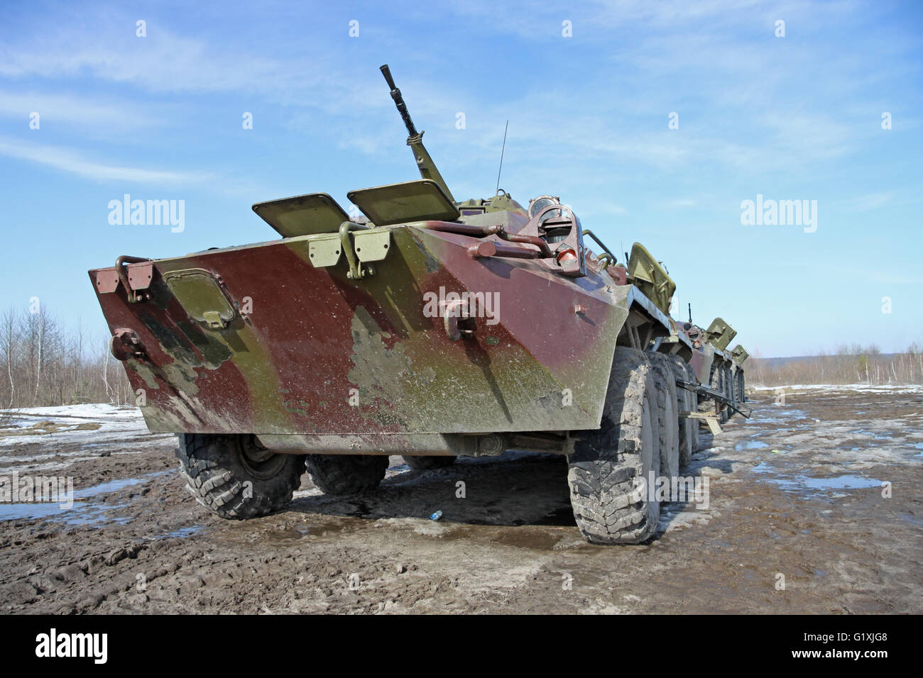 Shitomir, Ukraine - 10. März 2011: Schützenpanzer BTR-80 während der militärischen Trainings im Bereich Stockfoto