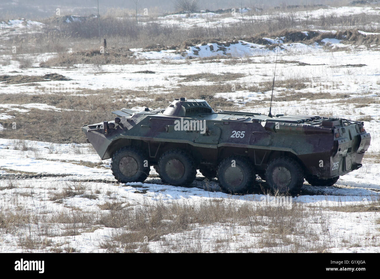 Shitomir, Ukraine - 10. März 2011: Schützenpanzer BTR-80 während der militärischen Trainings im Schnee Stockfoto