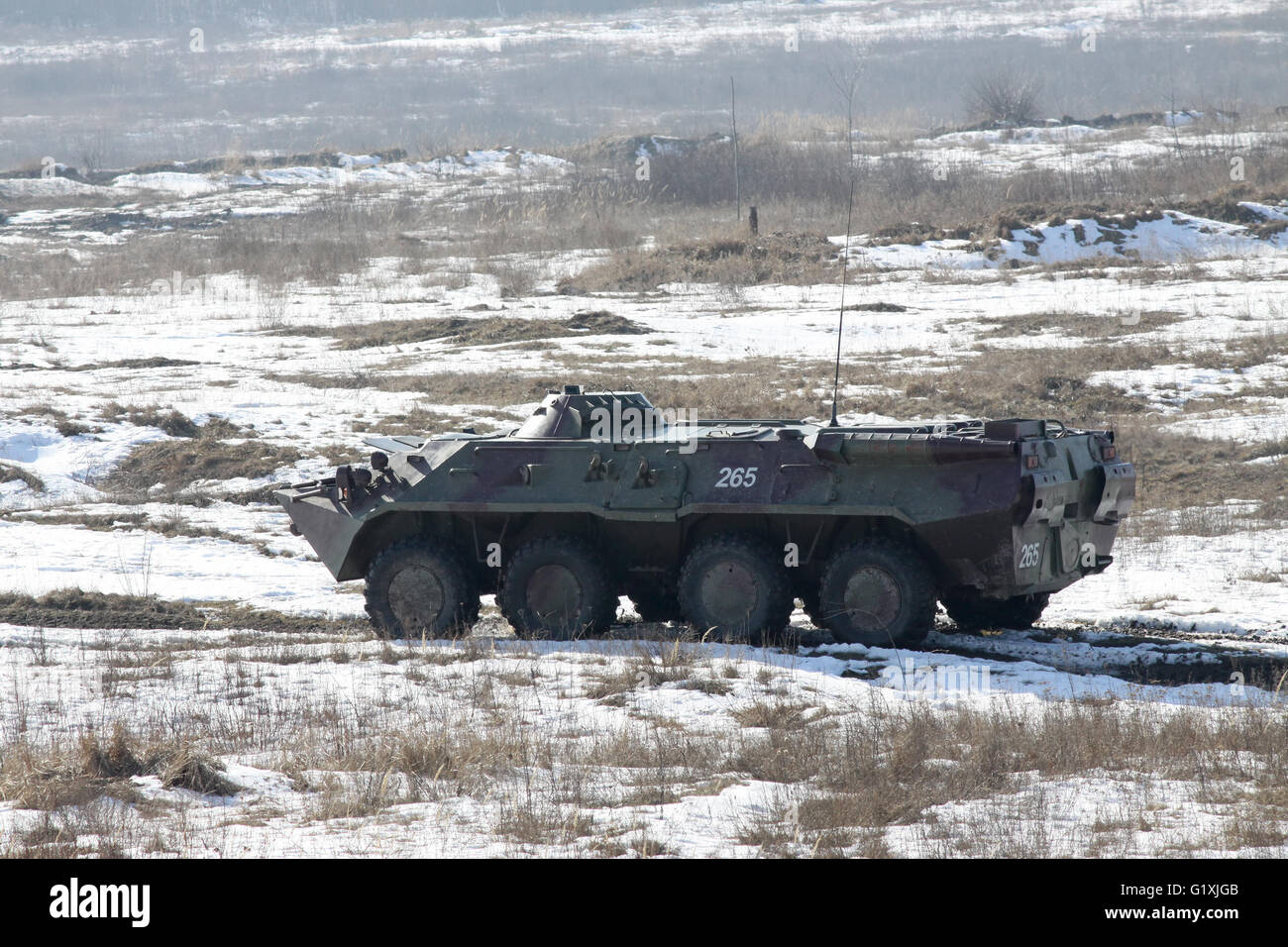 Shitomir, Ukraine - 10. März 2011: Schützenpanzer BTR-80 während der militärischen Trainings fahren entlang der Straße Stockfoto