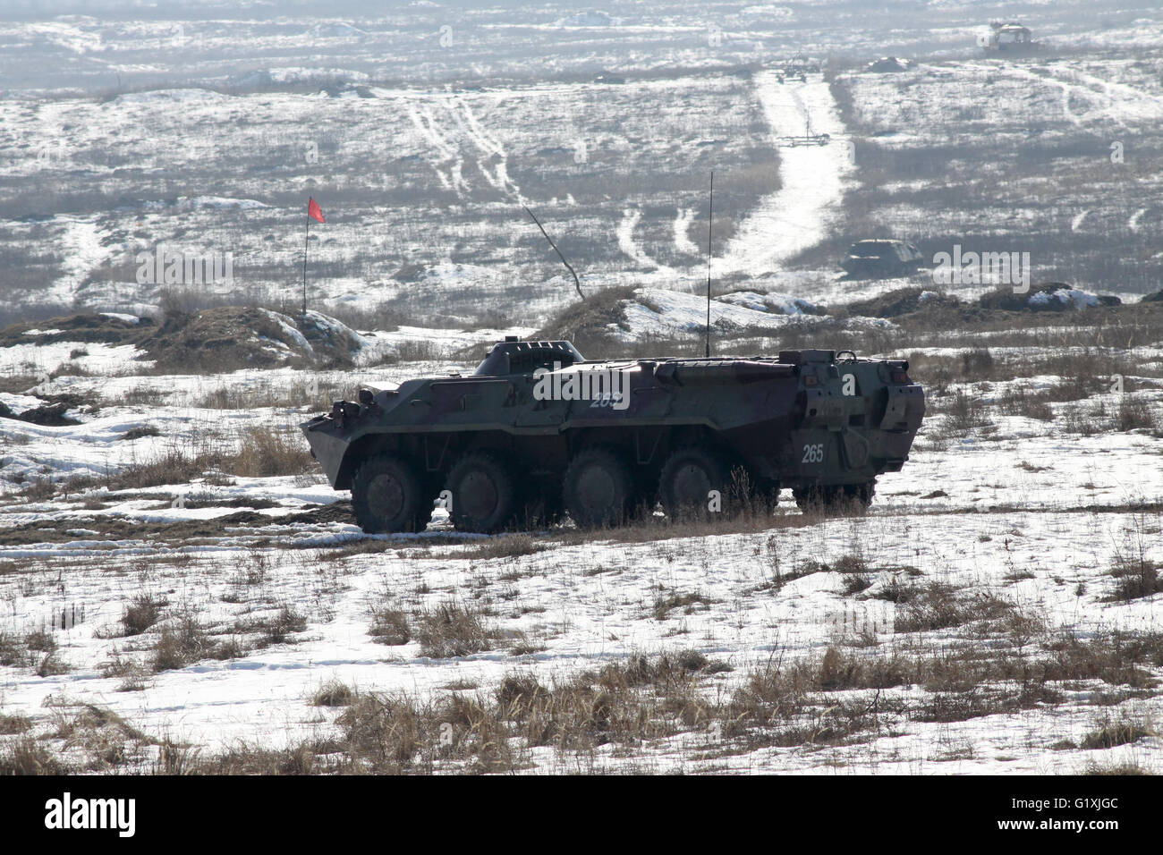 Shitomir, Ukraine - 10. März 2011: Schützenpanzer BTR-80 während der militärischen Trainings im Bereich schießen Stockfoto