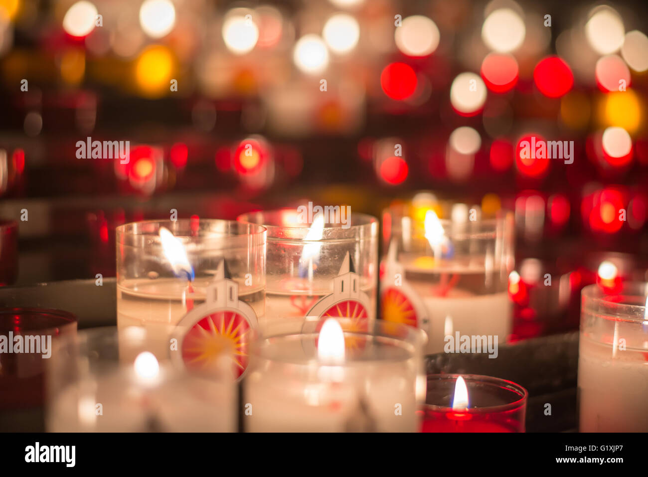 Viele bunte Kerzen an mittelalterliche Altar und niedrigen Schwerpunkt flachen Bild Stockfoto