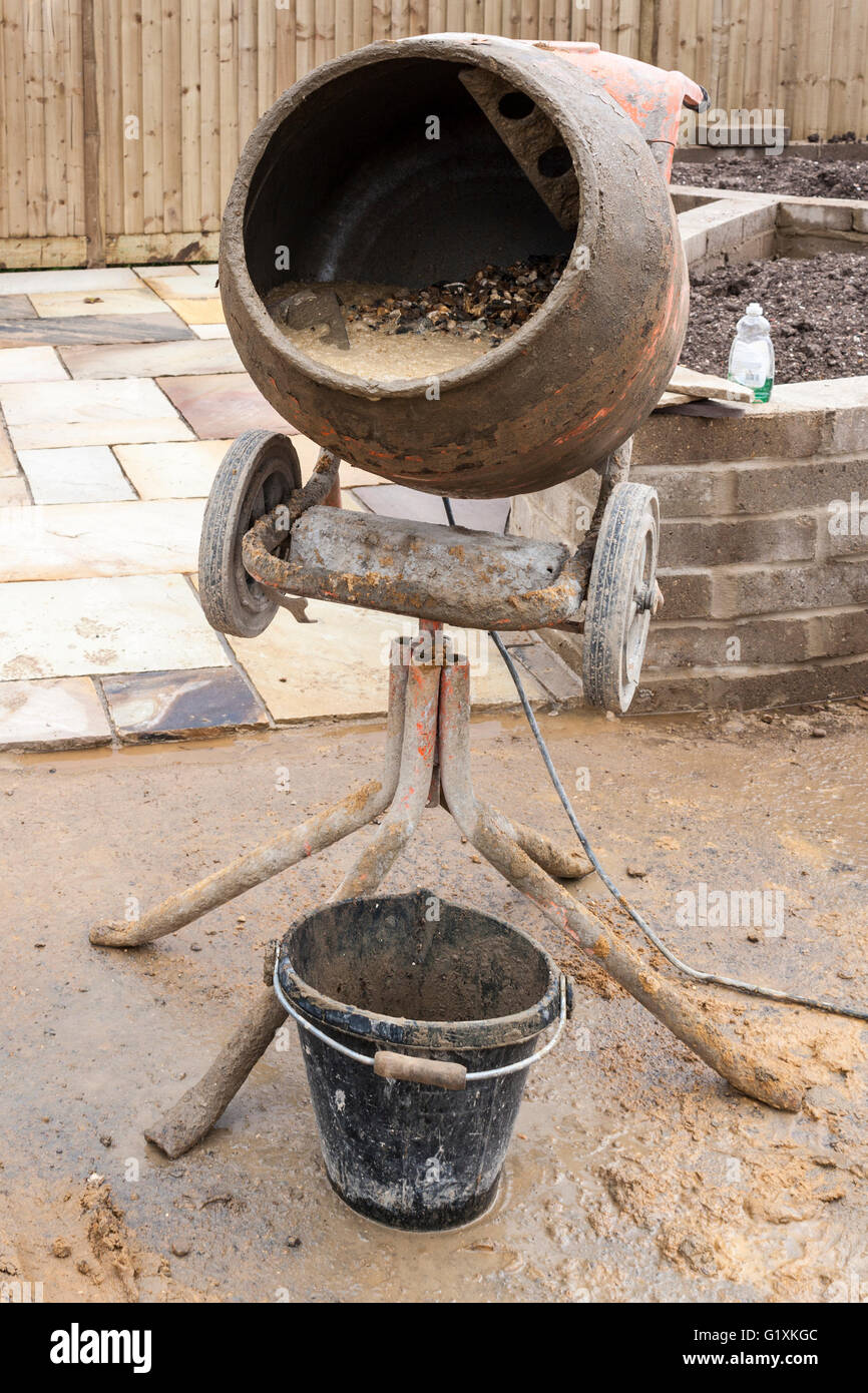Betonmischer auf einer Baustelle. Stockfoto