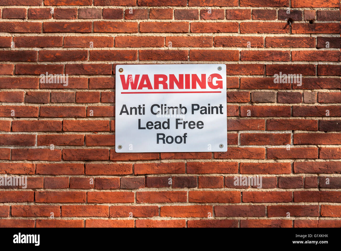 Warnzeichen auf Mauer - anti-Farbe zu klettern und führen kostenlose Dach. Stockfoto