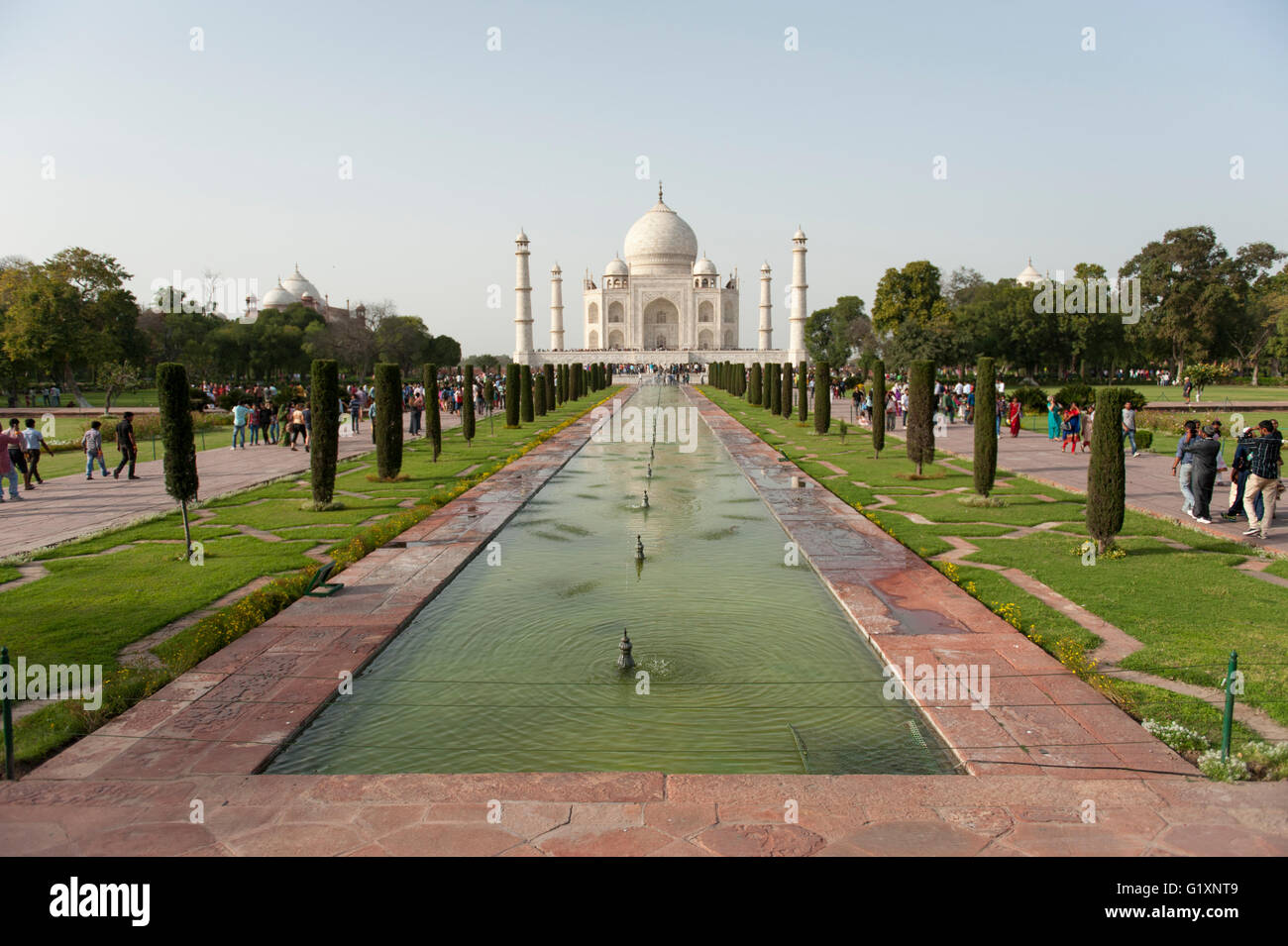 Taj Mahal der berühmten UNESCO-Website mit mit den Einheimischen und Touristen. Stockfoto