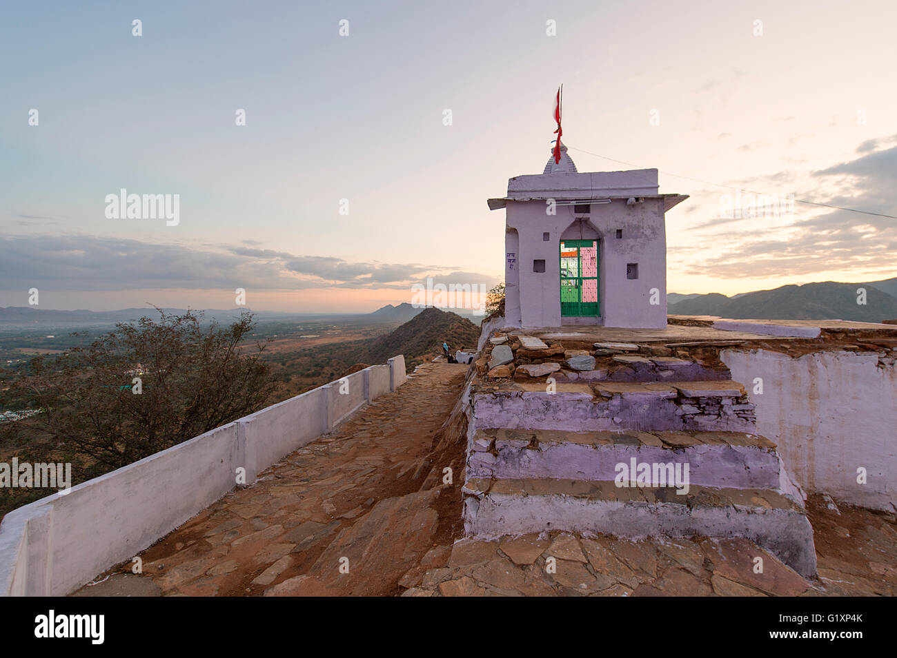 Gayatri-Tempel auf der Spitze des Hügels nach Sonnenaufgang und befindet sich in Pushkar, Indien. Stockfoto