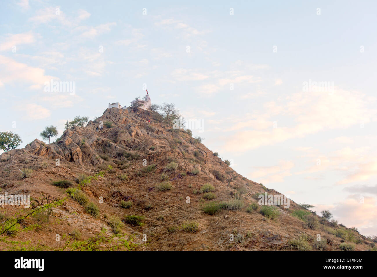 Gayatri-Tempel auf dem Hügel befindet sich in Pushkar, Indien während stumpf Wetter. Stockfoto