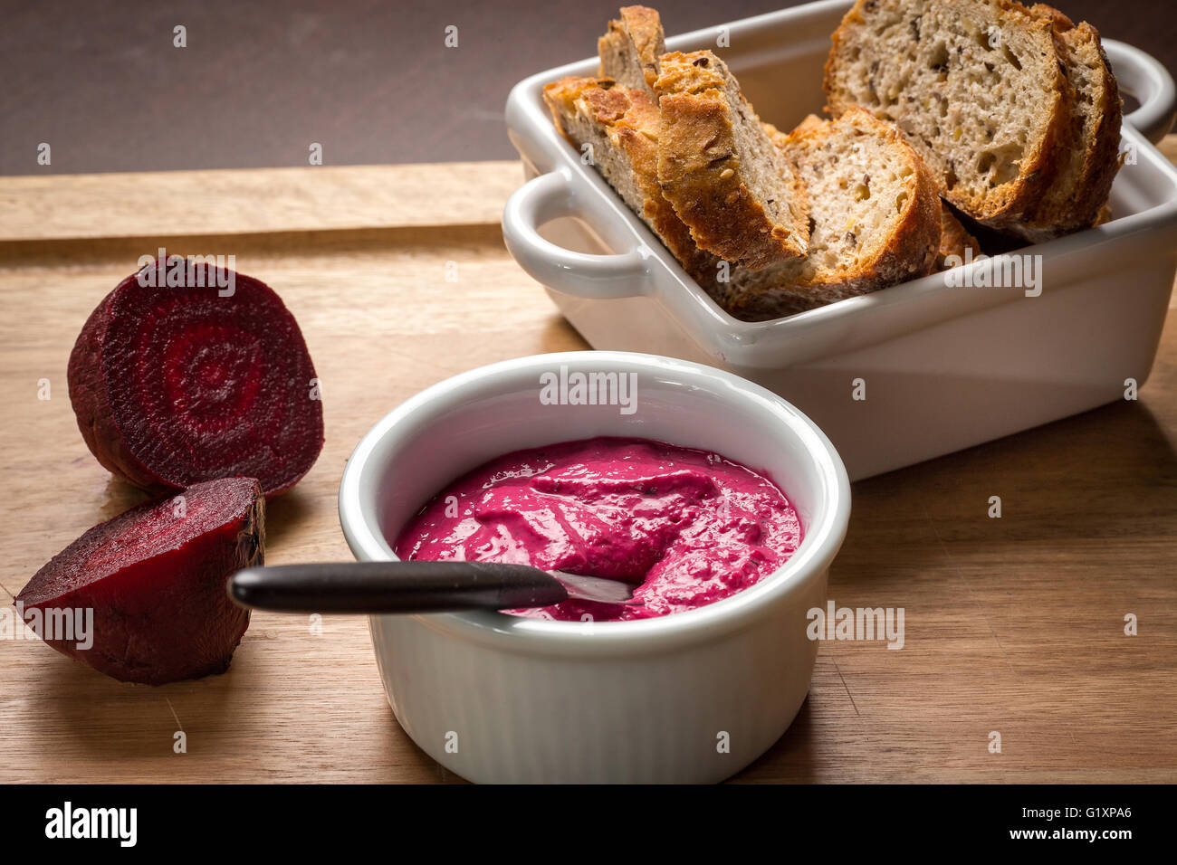 Rüben-Paste mit Brot serviert in einem Holztablett Nahaufnahme Stockfoto