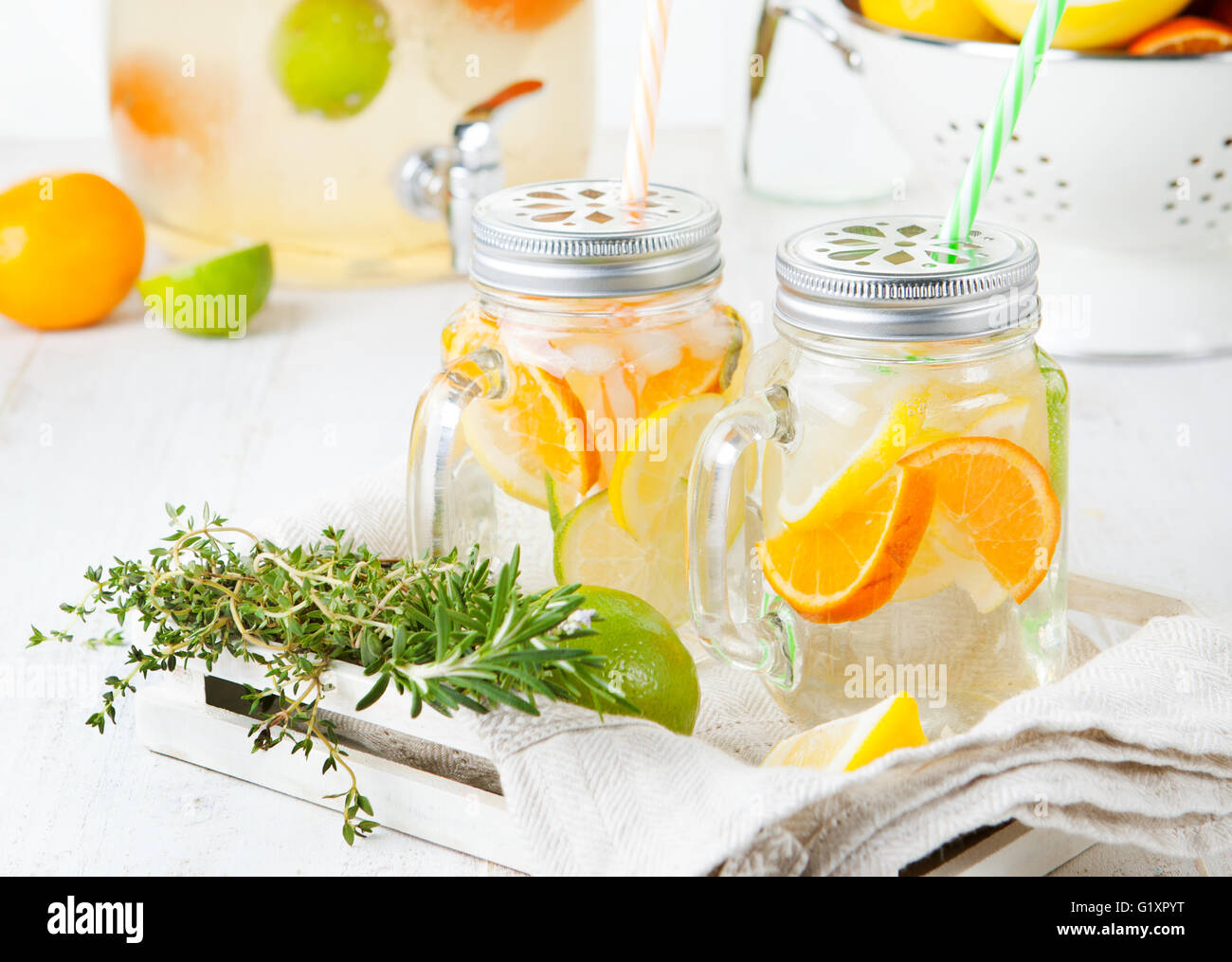 Detox Früchten aromatisiertes Wasser hineingegossen. Erfrischende hausgemachte Limonade Sommercocktail Stockfoto