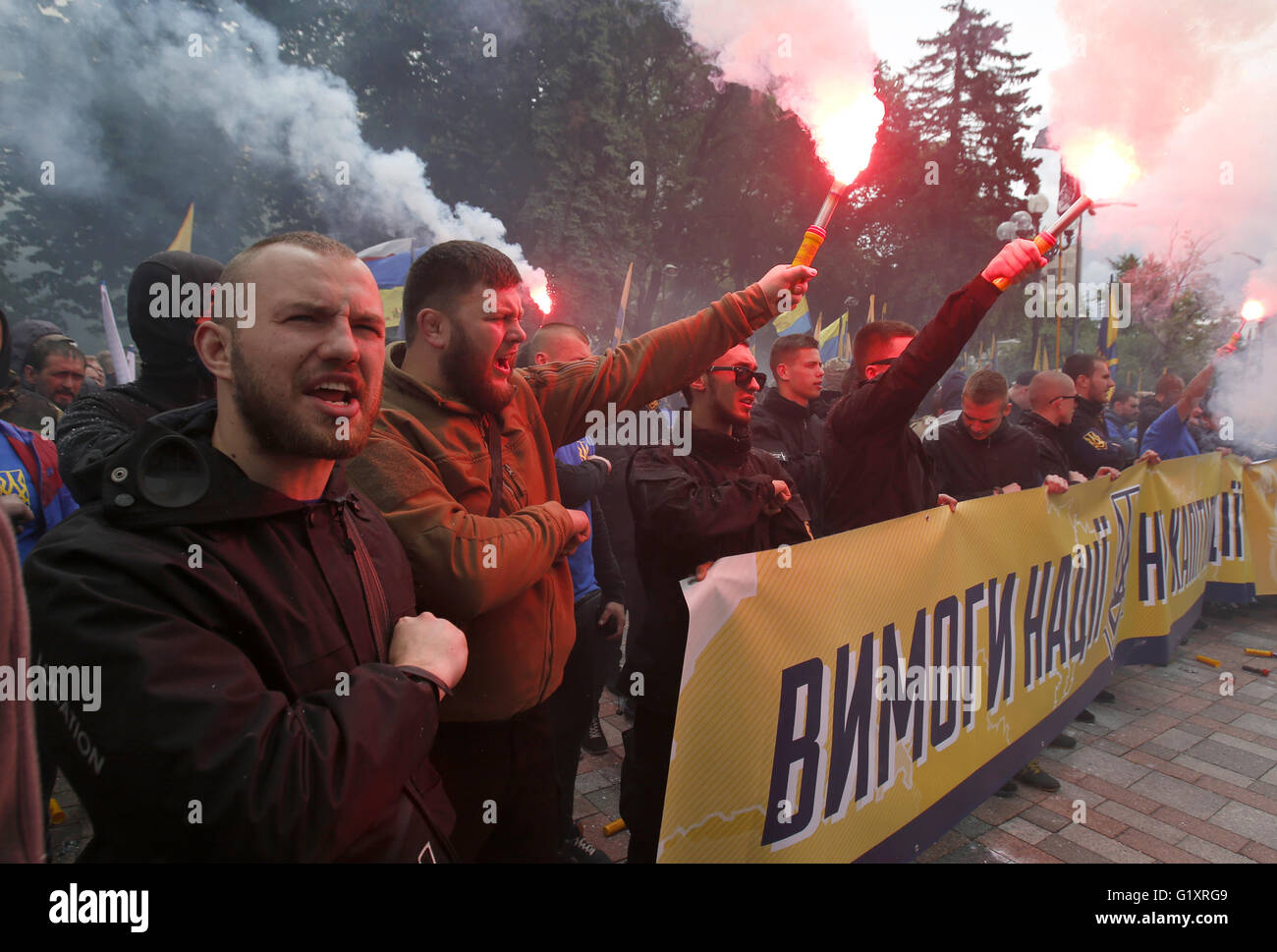 Kiew, Ukraine. 20. Mai 2016. Aktivisten und Mitglieder der freiwilligen militärischen Formationen regiment Asowschen und rechter Sektor Licht eine Fackel in der Nähe des ukrainischen Parlaments während einer Kundgebung mit der Nachfrage nicht zuzulassen, die Wahlen in der Donbass-Region, in der Innenstadt von Kiew, Ukraine, 20. Mai 2016. 20. Mai 2016. Bildnachweis: Swoboda Stepanov/ZUMA Draht/Alamy Live-Nachrichten Stockfoto