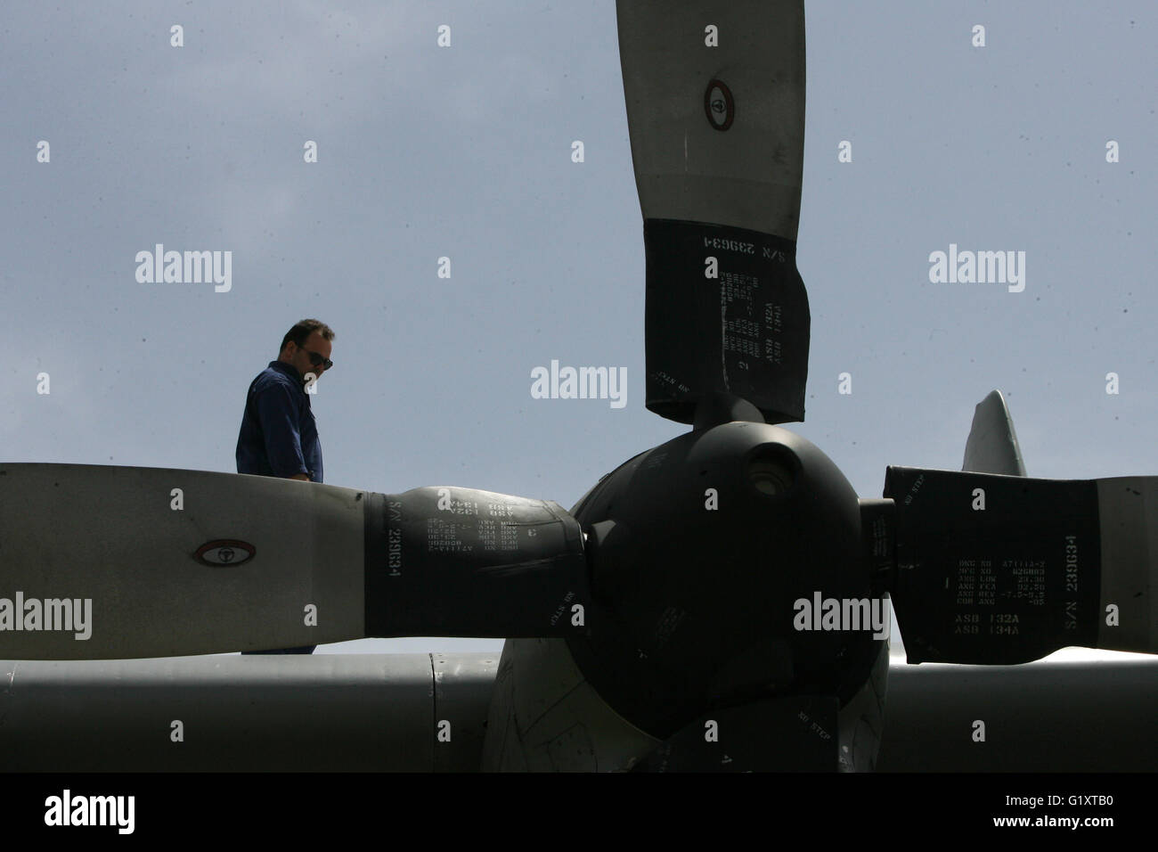 Insel Kreta. 20. Mai 2016. Eine griechische Luftwaffe Offizier inspiziert eine c-130 Flugzeuge auf der griechischen Militärbasis von Kastelli auf Kreta am 20. Mai 2016. Griechischen Militärflugzeuge haben seit Donnerstag in den Suchvorgang für den fehlenden EgyptAir Flug beteiligt. Die ägyptischen Streitkräfte sagte in einer Erklärung am Freitag, dass es Teile von Schutt aus dem fehlenden EgyptAir Flugzeug 290 Kilometer nördlich der Küste von Alexandria gefunden hatte. Bildnachweis: Marios Lolos/Xinhua/Alamy Live-Nachrichten Stockfoto