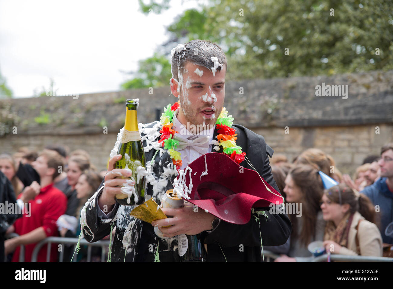Oxford, UK 20. Mai 2016. Oxford University Studenten feiert das Ende ihrer Prüfungen.  Bildnachweis: Pete Lusabia/Alamy Live-Nachrichten Stockfoto