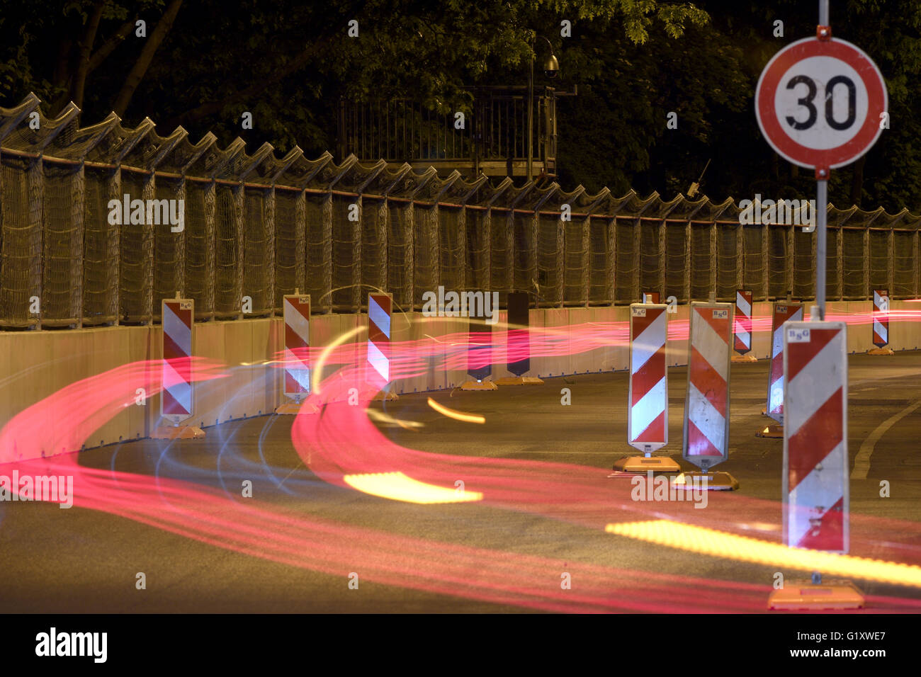 Berlin, Deutschland. 20. Mai 2016. Die Hintergrundbeleuchtung des Autos Lichtenberger Strasse in der Nacht in Berlin, Deutschland, 20. Mai 2016. Ein Metall-Zaun mit einer Höhe von mehr als zwei Meter ist auf beiden Seiten der Straße für das kommende Formel E-Rennen gebaut. Foto: SOEREN STACHE/Dpa/Alamy Live News Stockfoto