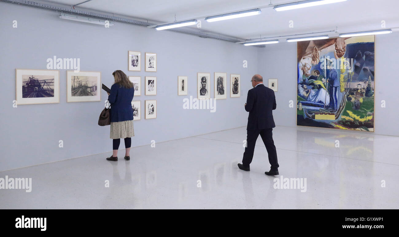 Aschersleben, Deutschland. 20. Mai 2016. Besucher während der Presse-Preview der Ausstellung "Hanno & Neo Rauch - Vater Und Sohn" bei den "Grafikstiftung Neo Rauch" in Aschersleben, Deutschland, 20. Mai 2016. Die Ausstellung präsentiert Arbeiten von Neo und seinem Vater Hanno Rauch (1939-1960). Es besteht aus rund 50 Schnitzereien, Grafiken und Zeichnungen des Vaters, der einen Monat nach der Geburt von Neo Rauch bei einem Zugunglück gestorben. Die Ausstellung ist geöffnet vom 22. Mai 2016 bis 30. April 2017. Foto: JENS WOLF/Dpa/Alamy Live News Stockfoto