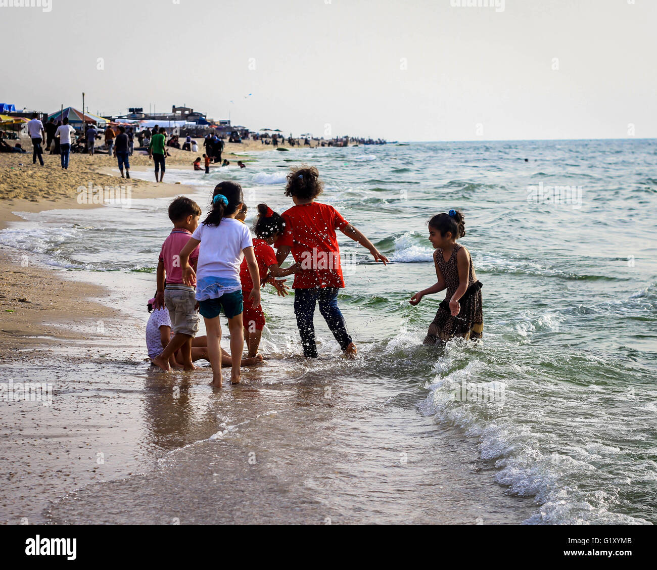 Palästinenser Bürger und Kinder wie sie ihre Zeit verbringen, um die Hitze des Sommers zu entkommen. Stockfoto