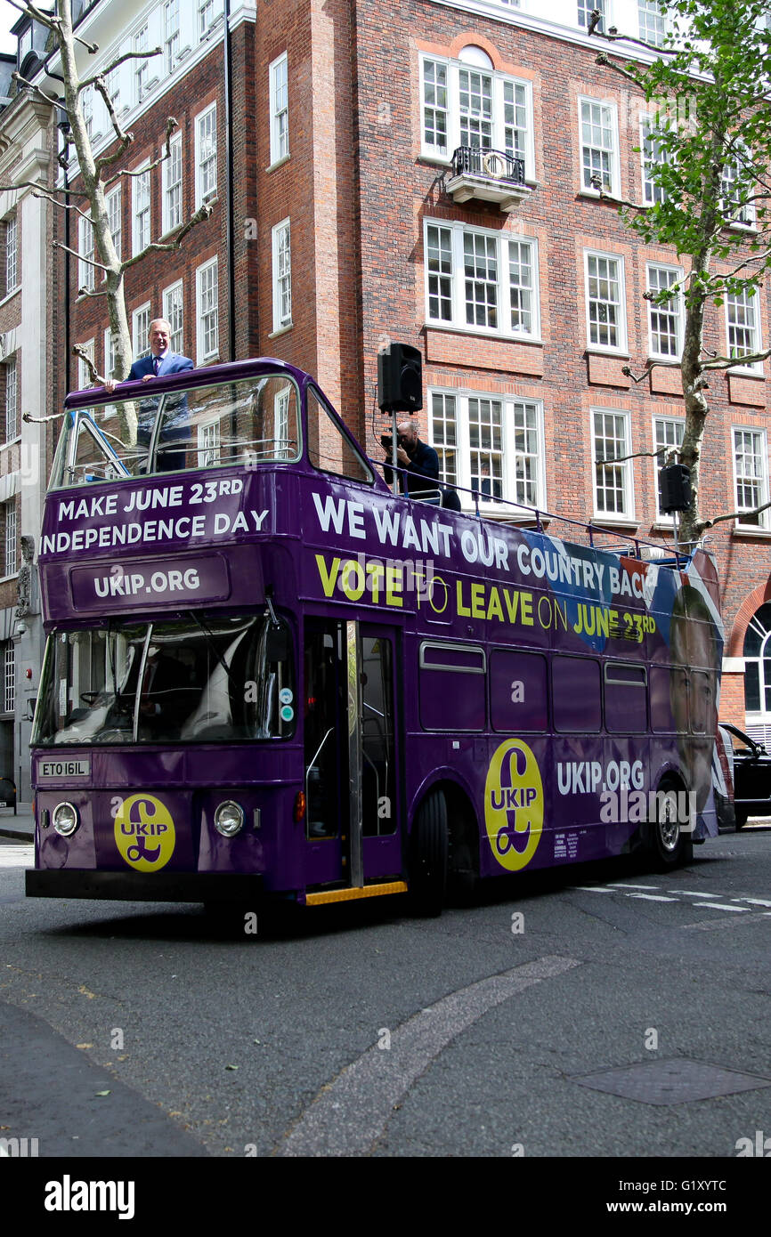 Smith Square, Westminster, London, UK. 20. Mai 2016 UKIP Führer Nigel Farage an Bord der Independence Day tour Bus.  Nigel Farage, startet die UKIP Führer offenen Bus die UKIP, die das ganze des Vereinigten Königreichs im Vorfeld des EU-Referendums am 23. Juni 2016 bis tourt. Bildnachweis: Dinendra Haria/Alamy Live-Nachrichten Stockfoto