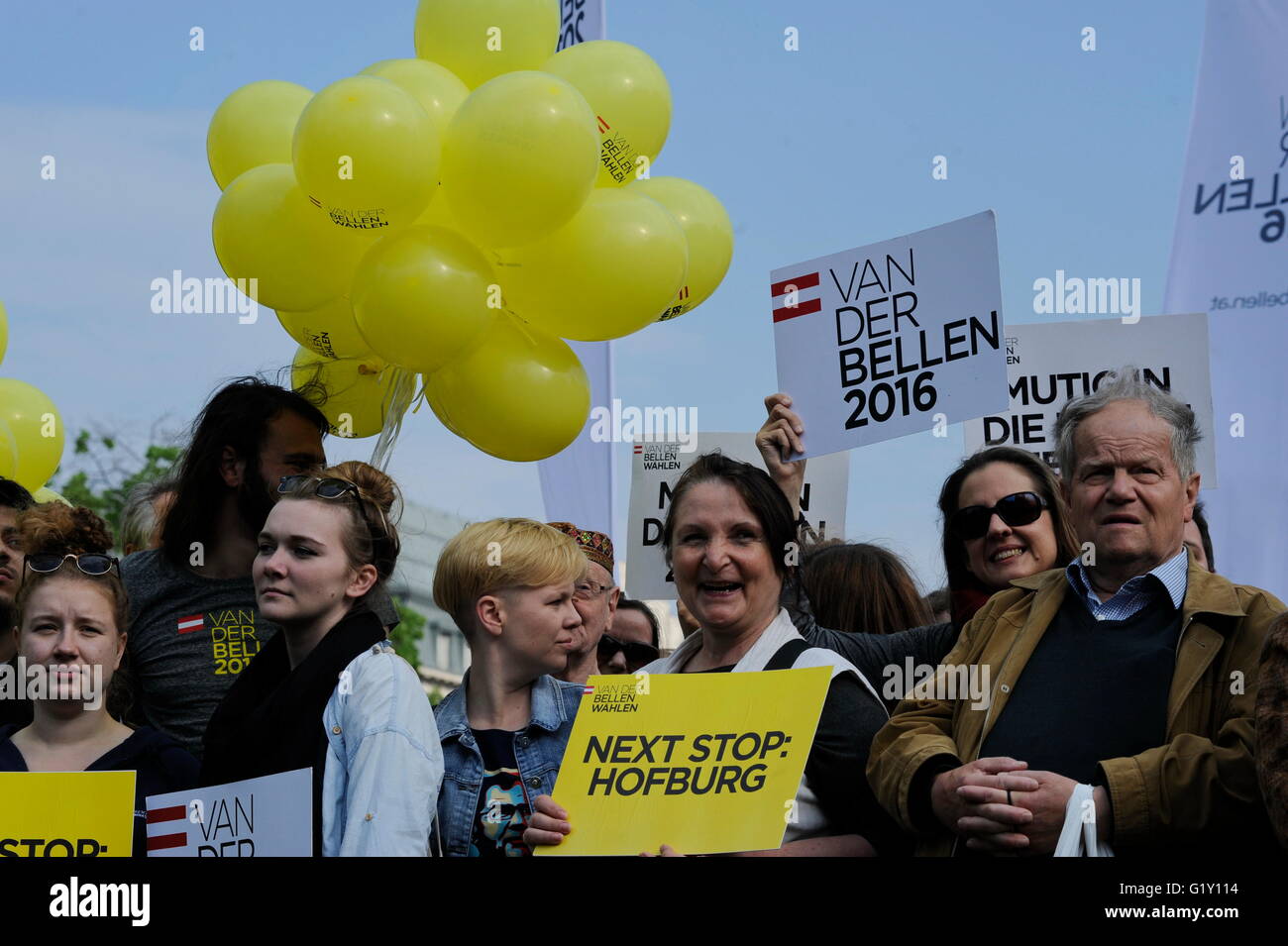 Wien, Österreich. 20. Mai 2016. Wählen Sie die letzte Kundgebung in Wien mit dem Bundespräsidenten Alexander van der Bellen im Votivpark. Das Bild zeigt Unterstützer der Grünen Partei Österreich. © Franz Perc/Alamy Live News Stockfoto