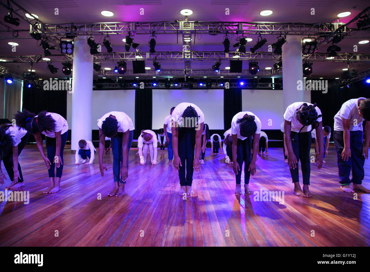 SouthBank, London, UK. 20. Mai 2016. Über 150 Schüler von primären Heatbrook teilnehmen Charlotte Sharman Primary, Brüder und Surrey Platz Primärbereich an The Big Dance Teil der Alchemie Festival in SouthBank. Mehr als 40.000 Mitarbeiter in 43 Ländern auf der ganzen Welt beteiligen sich die großen Tanz-Veranstaltung, die speziell von Akram Khan choreographiert worden ist. Dieses Jahr findet das Finale der Big Dance, feiert zehn Jahre Breitensport und Community Dance. Bildnachweis: Dinendra Haria/Alamy Live-Nachrichten Stockfoto