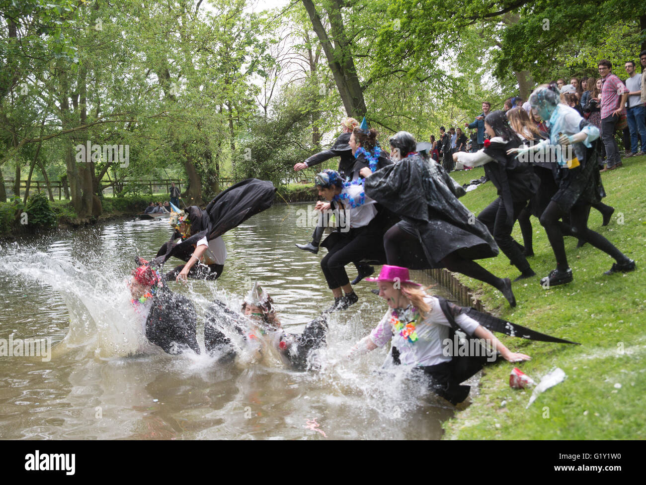 Oxford, UK. 20. Mai 2016. Oxford University Studenten feiert das Ende ihrer Prüfungen. Champagner fließt und Konfetti fliegt wie die harte Werkstudenten endlich zu entspannen. Bildnachweis: Pete Lusabia/Alamy Live-Nachrichten Stockfoto