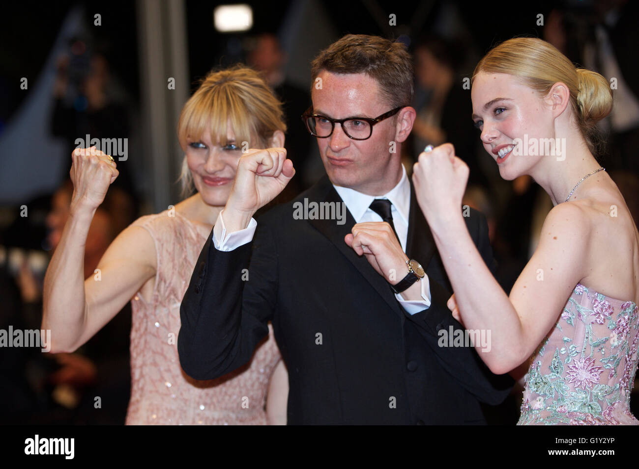 Cannes, Frankreich. 20. Mai 2016. Director Nicolas Winding Refn (C) und seine Frau Liv Corfixen (L) posieren auf dem roten Teppich mit Formmitglied Elle Fanning vor der Premiere des Films "The Neon Dämon" im Wettbewerb bei der 69. Filmfestspielen in Cannes, Frankreich, am 20. Mai 2016. Bildnachweis: Jin Yu/Xinhua/Alamy Live-Nachrichten Stockfoto