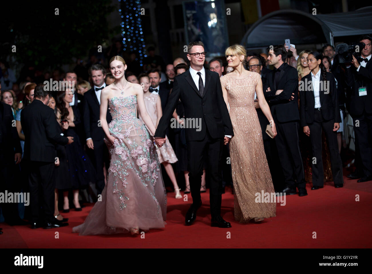 Cannes, Frankreich. 20. Mai 2016. Director Nicolas Winding Refn (C) und seine Frau Liv Corfixen (R) Fuß auf dem roten Teppich mit Formmitglied Elle Fanning vor der Premiere des Films "The Neon Dämon" im Wettbewerb bei der 69. Filmfestspielen in Cannes, Frankreich, am 20. Mai 2016. Bildnachweis: Jin Yu/Xinhua/Alamy Live-Nachrichten Stockfoto