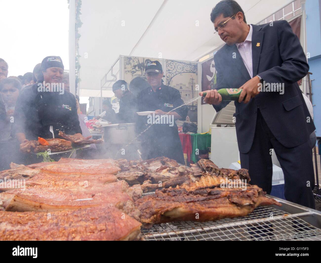 Lima, Peru. 19. Mai 2016. In der Stadt von Santiago de Surco das traditionelle Fest der Traube begonnen, mit traditionellen stampfenden Trauben und die Wahl der Miss Trauben Ernte. Der Bezirksbürgermeister erinnerte daran, dass dies das älteste Festival in Südamerika und sogar in einer der modernsten Bezirke des Landes ist. Diese Festival würde die letzten 4 Tage mit Musik, Essen und Wein Ausstellung © Aaron Heredia/RoverImages/Pazifik Presse/Alamy Live News Stockfoto