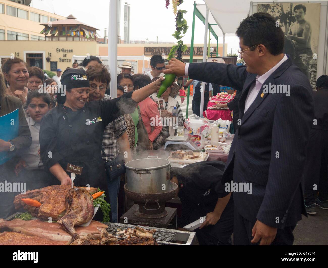 Lima, Peru. 19. Mai 2016. In der Stadt von Santiago de Surco das traditionelle Fest der Traube begonnen, mit traditionellen stampfenden Trauben und die Wahl der Miss Trauben Ernte. Der Bezirksbürgermeister erinnerte daran, dass dies das älteste Festival in Südamerika und sogar in einer der modernsten Bezirke des Landes ist. Diese Festival würde die letzten 4 Tage mit Musik, Essen und Wein Ausstellung © Aaron Heredia/RoverImages/Pazifik Presse/Alamy Live News Stockfoto