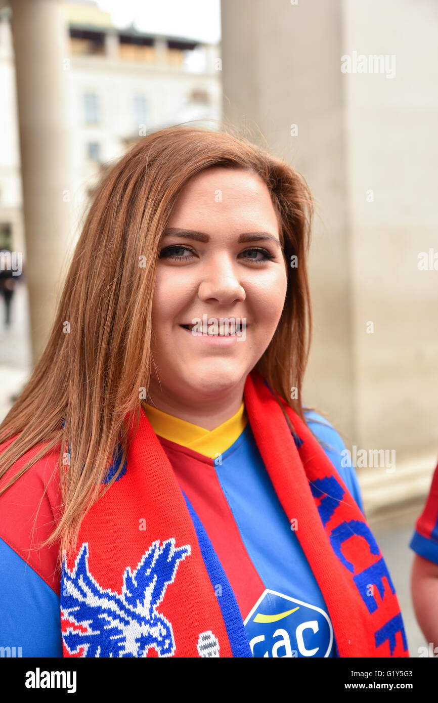 Covent Garden, London, UK. 21. Mai 2016. Crystal Palace-Fans im Zentrum von London vor den FA Cup final © Matthew Chattle Stockfoto