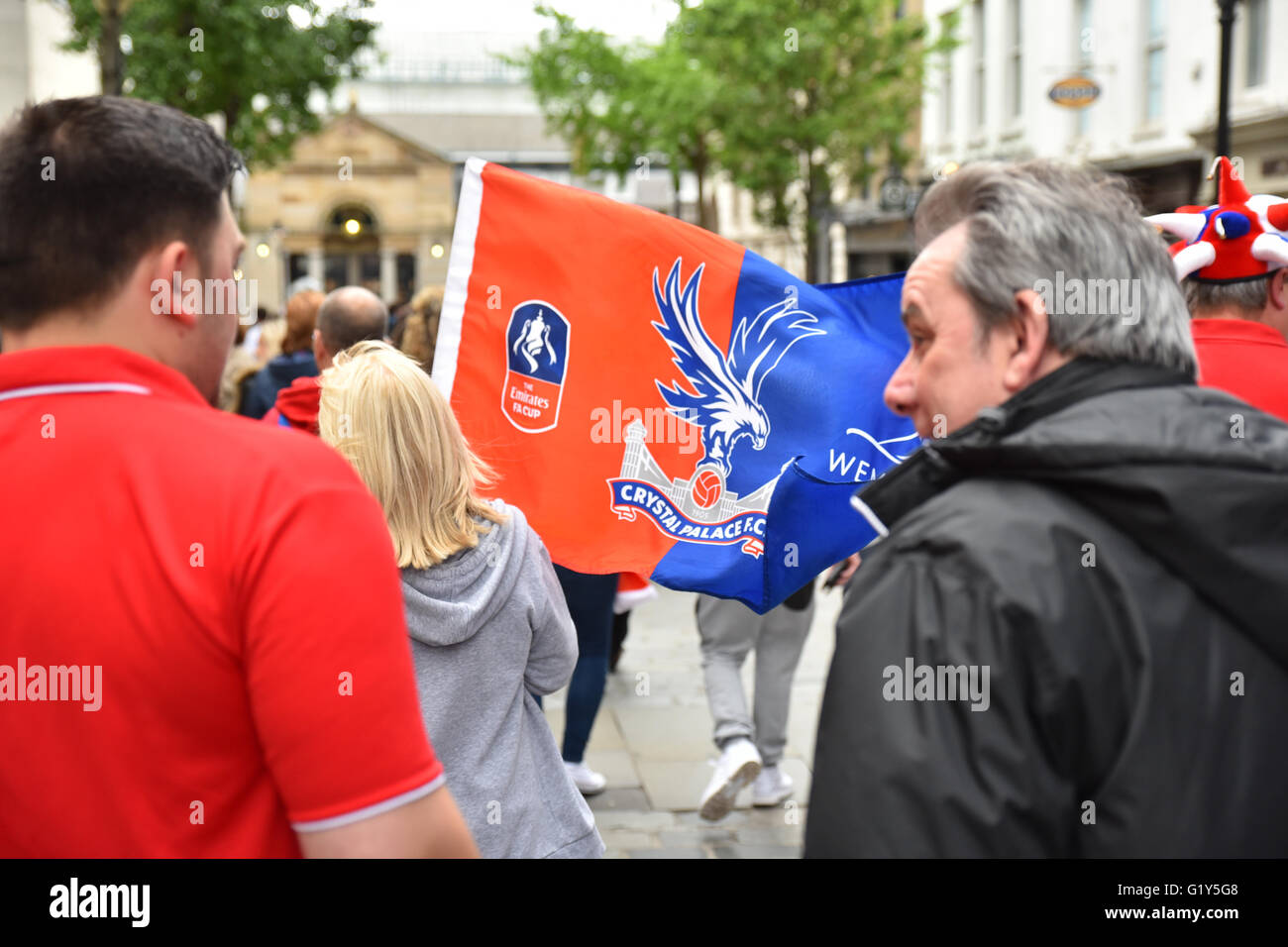 Covent Garden, London, UK. 21. Mai 2016. Crystal Palace-Fans im Zentrum von London vor den FA Cup final © Matthew Chattle Stockfoto