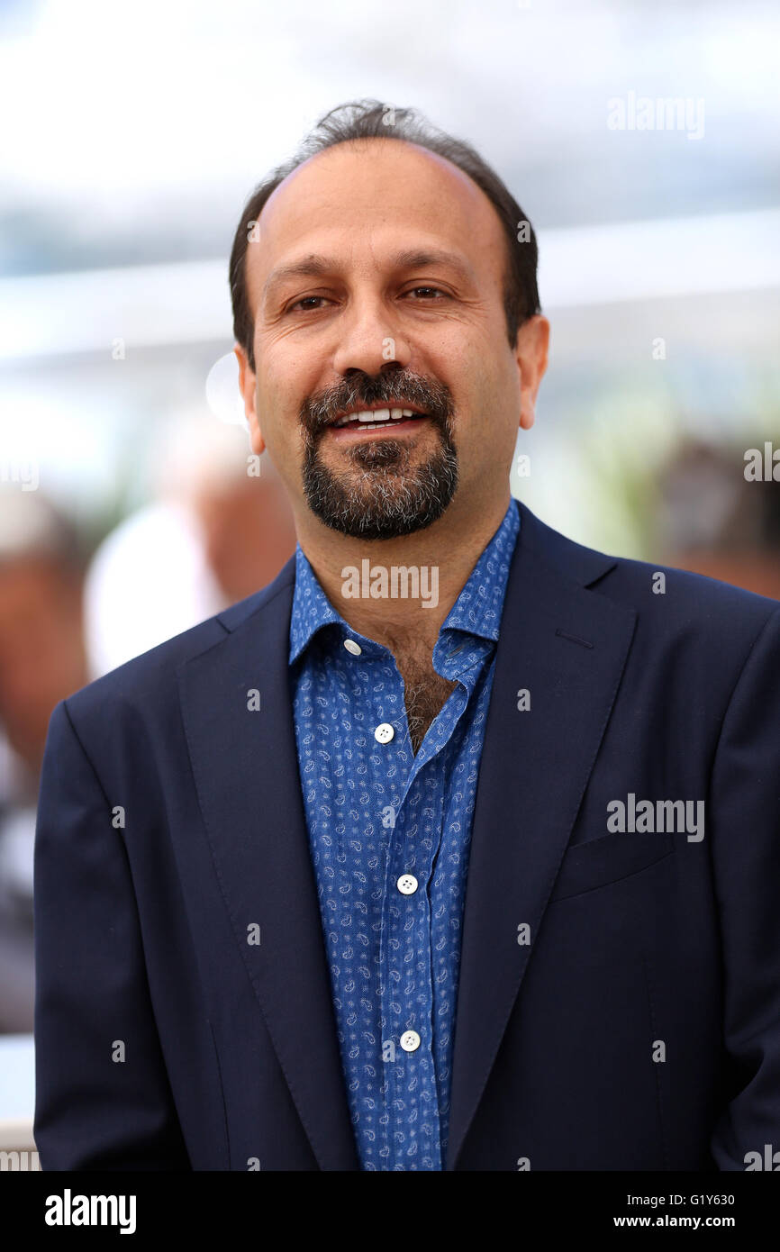 Cannes. 21. Mai 2016. Iranische Regisseur Asghar Farhadi stellt am 21. Mai 2016 bei einem Fototermin für den Film "The Salesman (Forushande)" bei den 69. Filmfestspielen in Cannes, Südfrankreich. Bildnachweis: Jin Yu/Xinhua/Alamy Live-Nachrichten Stockfoto