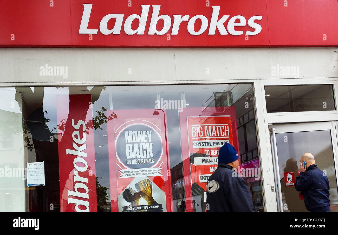 Wood Green, Nord-London, UK 20. Mai 2016. Ladbrokes Wetten-Shop in Wood Green, North London. Ladbrokes und Korallen könnte gezwungen sein, bis zu 400 Wettbüros zu verkaufen, wenn die 2 £.3bn Fusion der zwei Buchmacher voran gehen. Bildnachweis: Dinendra Haria/Alamy Live-Nachrichten Stockfoto