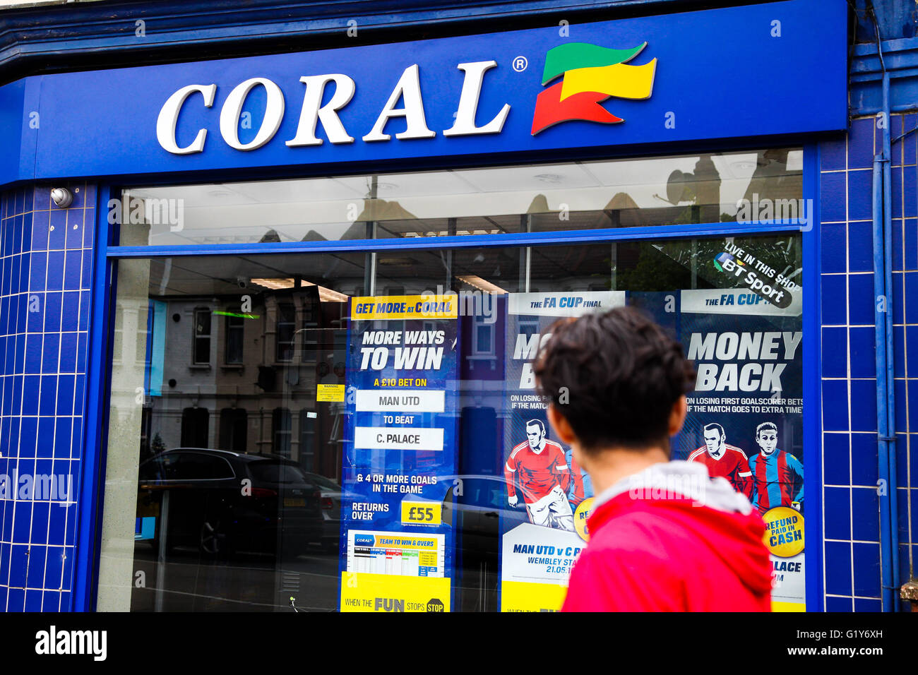 Harringay, North London 20. Mai 2016 - Korallen Wettbüro in Harringay, North London. Ladbrokes und Korallen könnte gezwungen sein, bis zu 400 Wettbüros zu verkaufen, wenn die 2 £.3bn Fusion der zwei Buchmacher voran gehen. Bildnachweis: Dinendra Haria/Alamy Live-Nachrichten Stockfoto