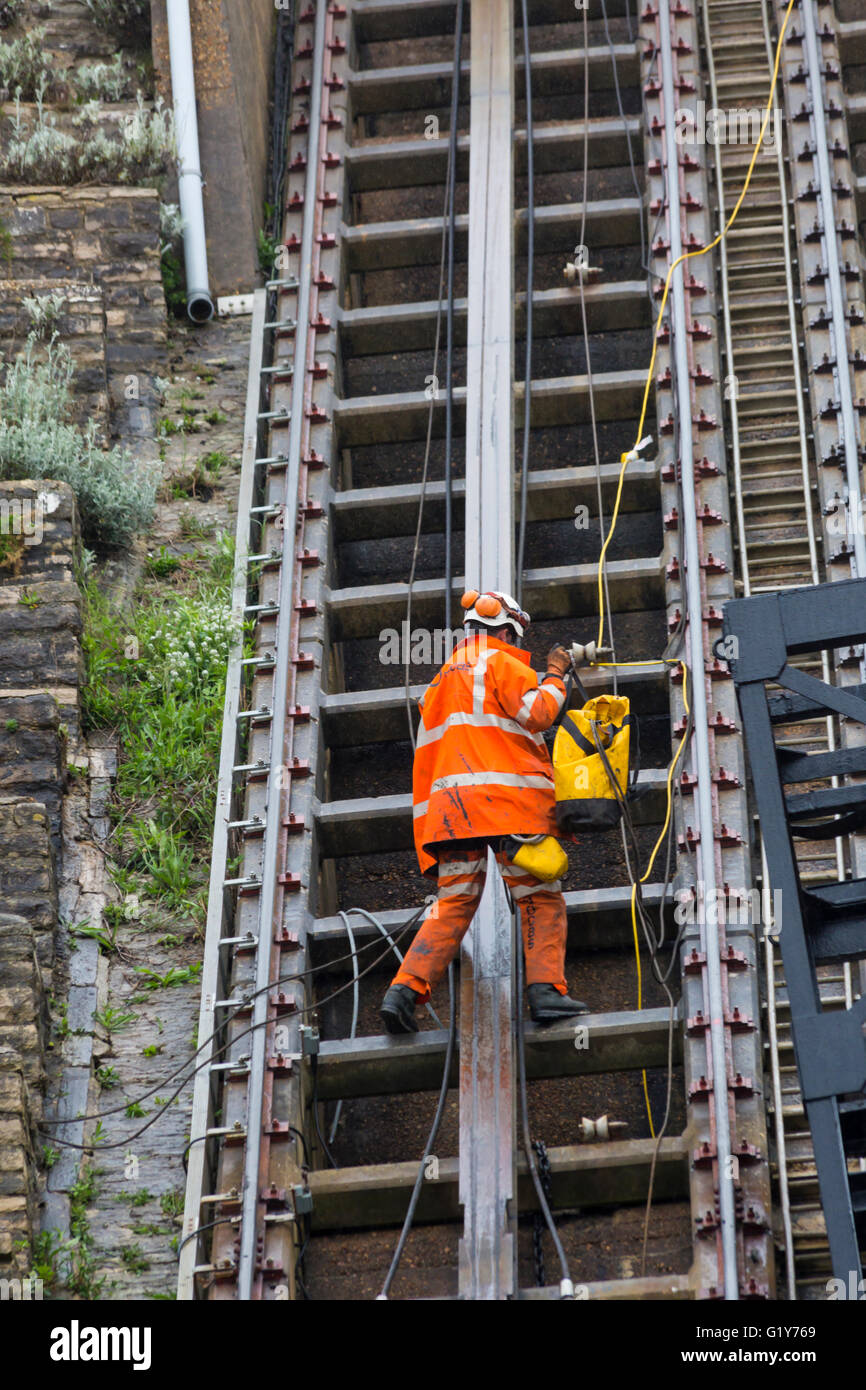 Bournemouth, Dorset, UK 21. Mai 2016. Ein Abseilen Teamarbeit, Edwardian Standseilbahn Aufzüge freizugeben. die in der Erdrutsch am East Cliff kaputt ging, die am 24. April geschah. Bildnachweis: Carolyn Jenkins/Alamy Live-Nachrichten Stockfoto