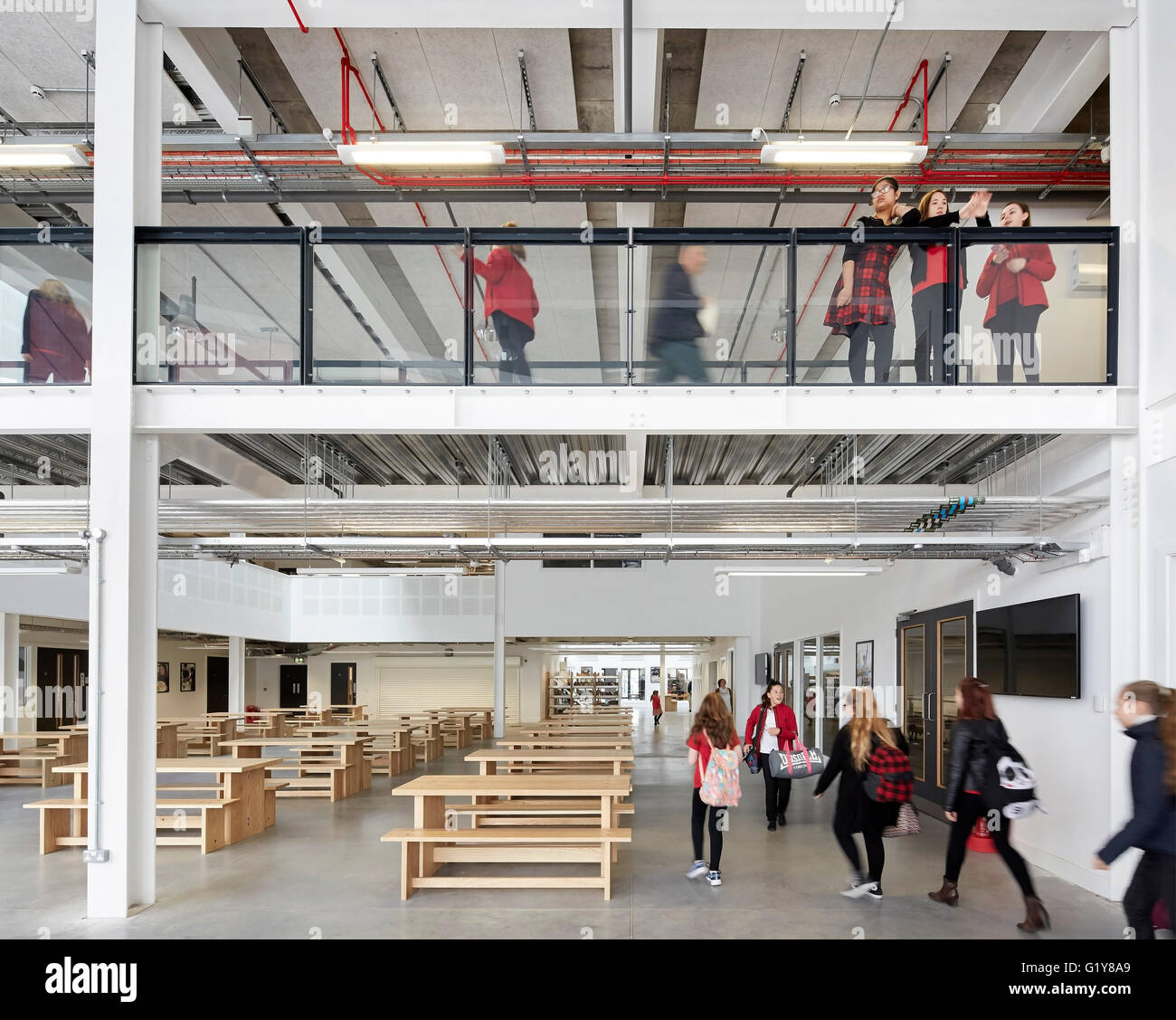Erdgeschoss Eingang Bereich und im ersten Stock Galerie. Plymouth Creative School of Art, Plymouth, Vereinigtes Königreich. Architekt: Feilden Clegg Bradley Studios LLP, 2015. Stockfoto