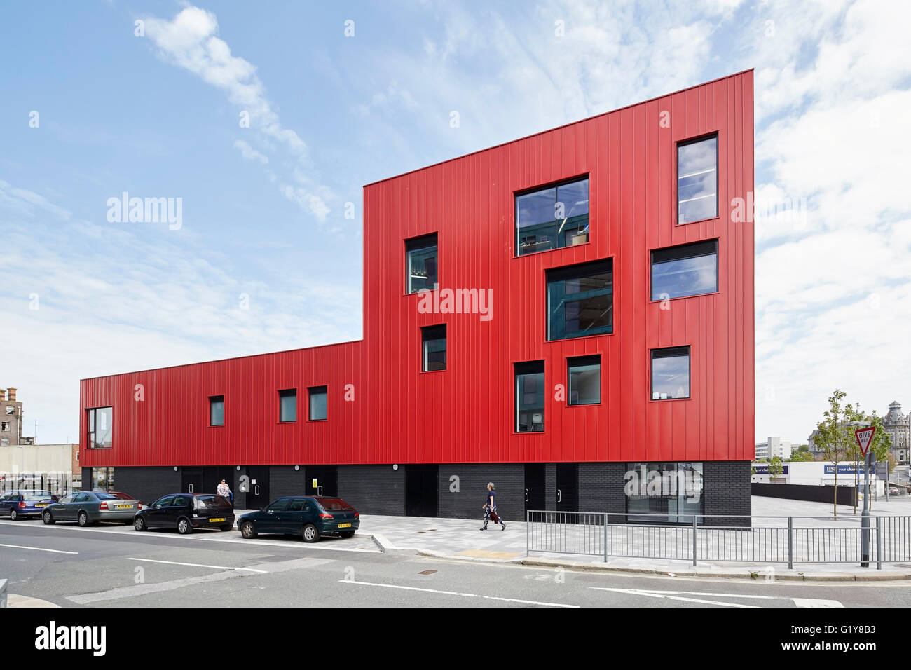 Außenfassade mit quadratischen und rechteckigen Fenstern. Plymouth Creative School of Art, Plymouth, Vereinigtes Königreich. Architekt: Feilden Clegg Bradley Studios LLP, 2015. Stockfoto