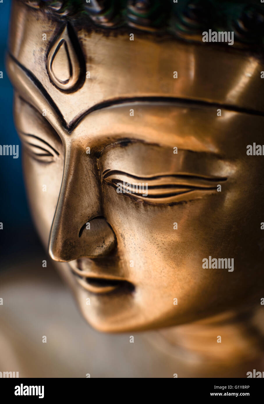 Eine Nahaufnahme einer Kupfer Buddha Statue, McLeod Ganj, Dharamsala, Indien. Stockfoto