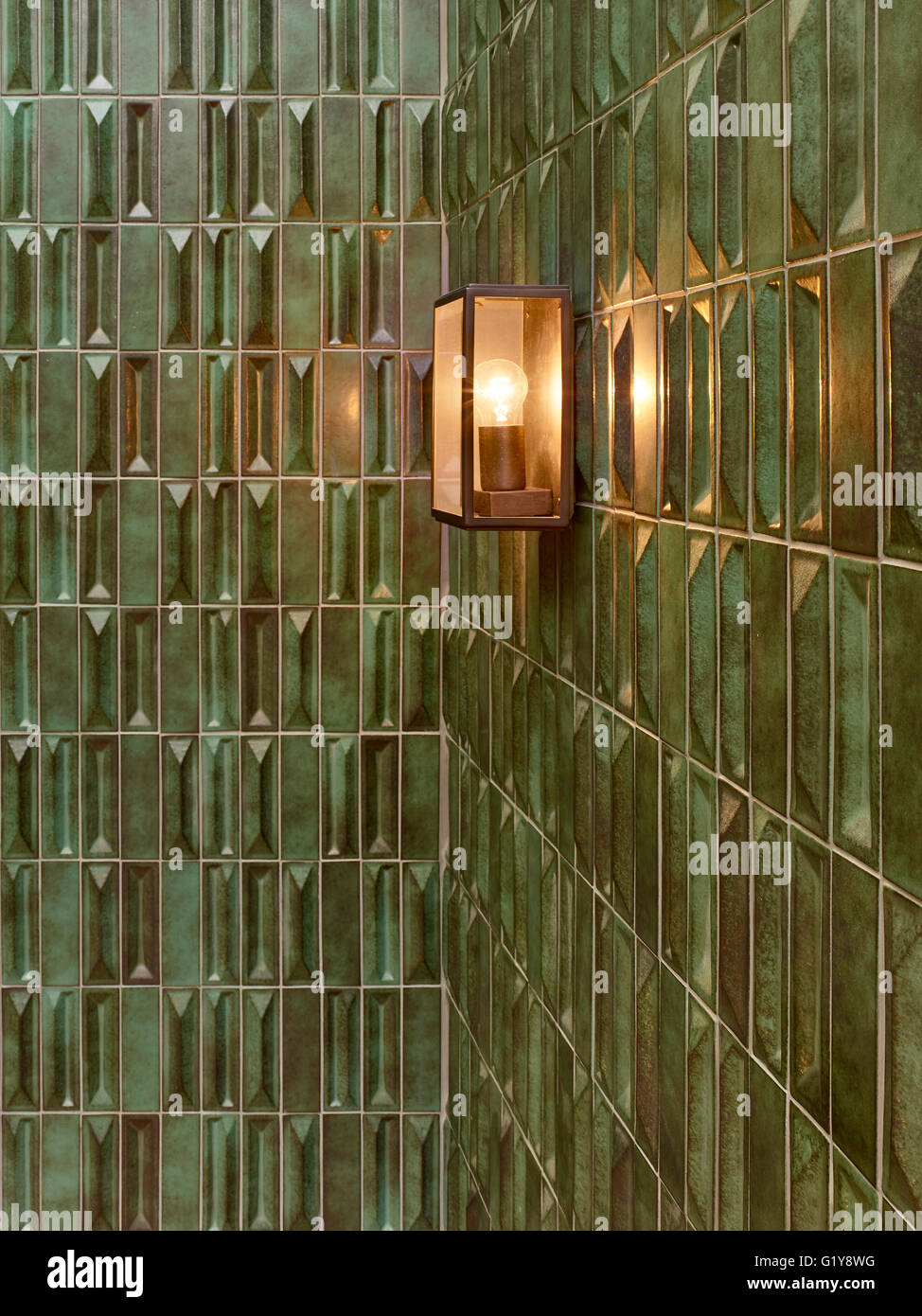 Chucs Westbourne Grove, geflieste Wand der Hofmauer Restaurant. Chucs Restaurant & Café Westbourne Grove, London, Vereinigtes Königreich. Architekt: Steif + Trevillion Architekten, 2016. Stockfoto