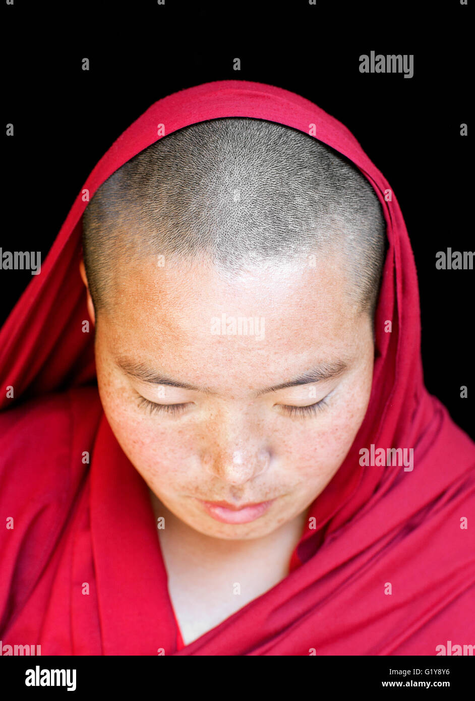 Porträt eines tibetischen Nonne/Mönch. McLeod Ganj, Dharamsala, Indien Stockfoto