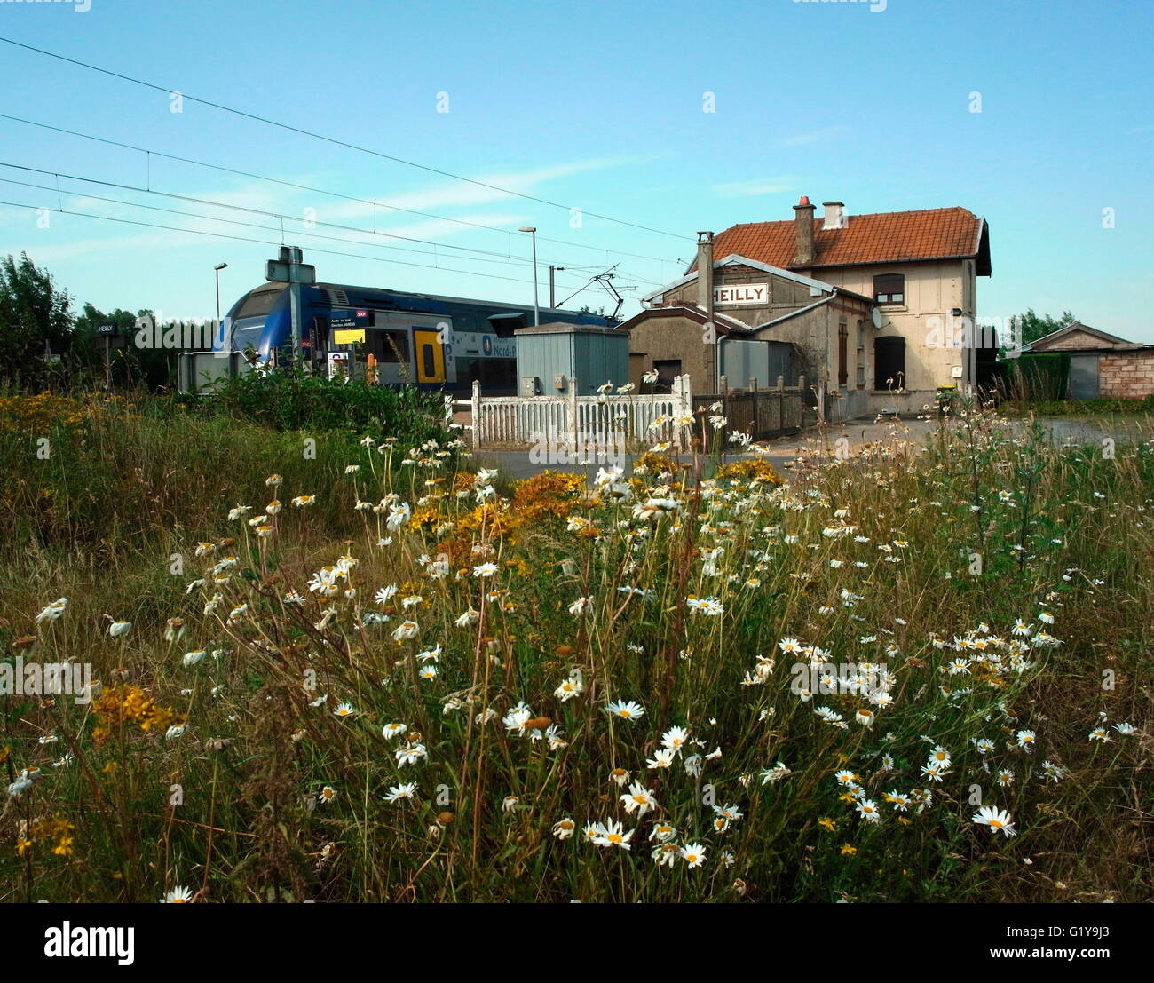 AJAXNETPHOTO. 2015. HEILLY, FRANKREICH. -BAHNHOF - BAHNHOF, VON WO SCHLACHT AN DER SOMME OPFER SAFE KRANKENHÄUSER IM JAHRE 1916 WURDEN EVAKUIERT. TEILE DES BESTEHENDEN GEBÄUDES STAMMEN AUS VOR DER WW1-ÄRA.   FOTO: JONATHAN EASTLAND/AJAX REF: G150107 5018 Stockfoto