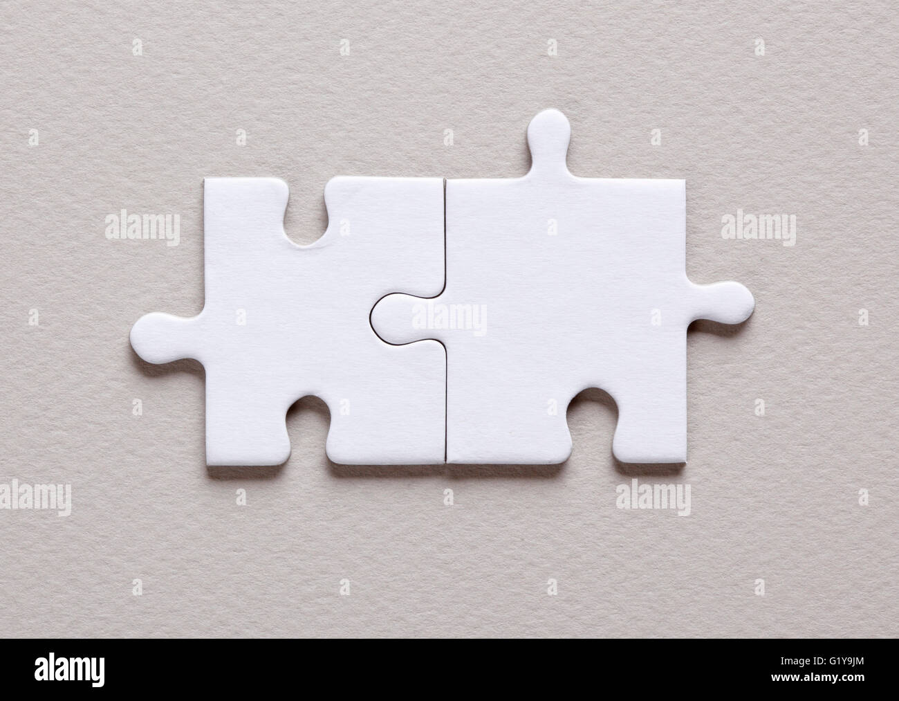 Zwei leere weiße Puzzleteile Stockfoto
