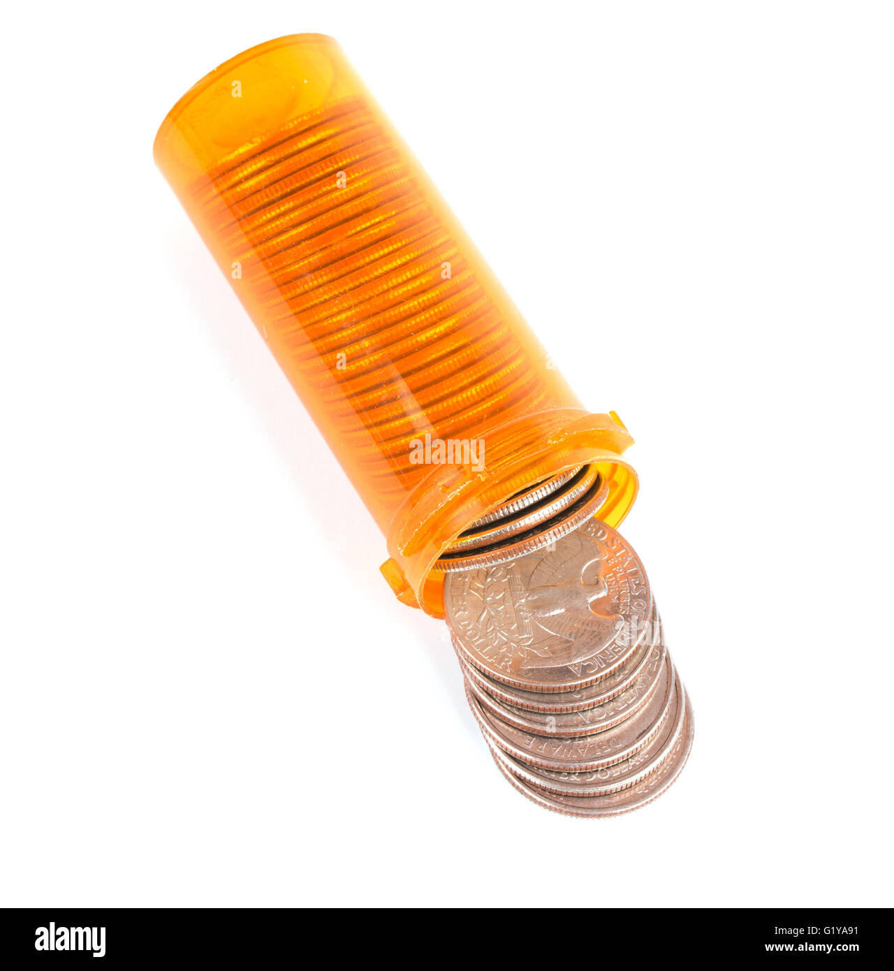 Orange Medizin-Flasche mit Geld ausgießen - Konzept der teure medizinische Versorgung - auf weiß Stockfoto