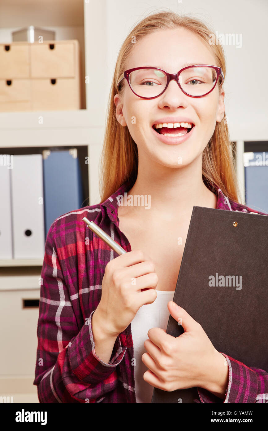 Frau mit Brille mit einem Klemmbrett und einen Stift in ihrem Büro Stockfoto