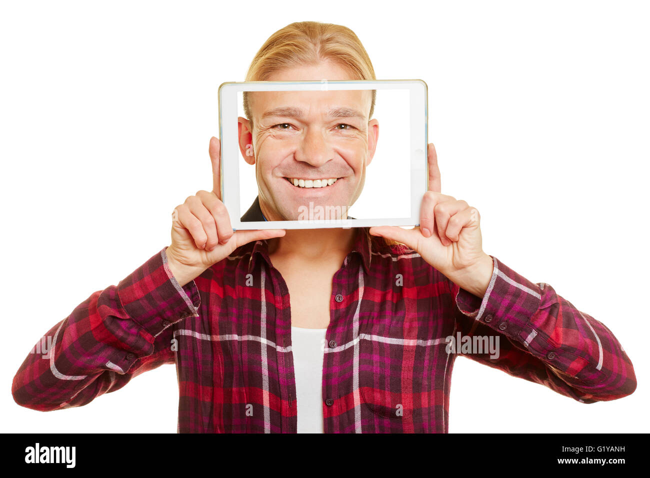 Tablet mit dem Gesicht eines Mannes vor dem Kopf einer Frau Stockfoto