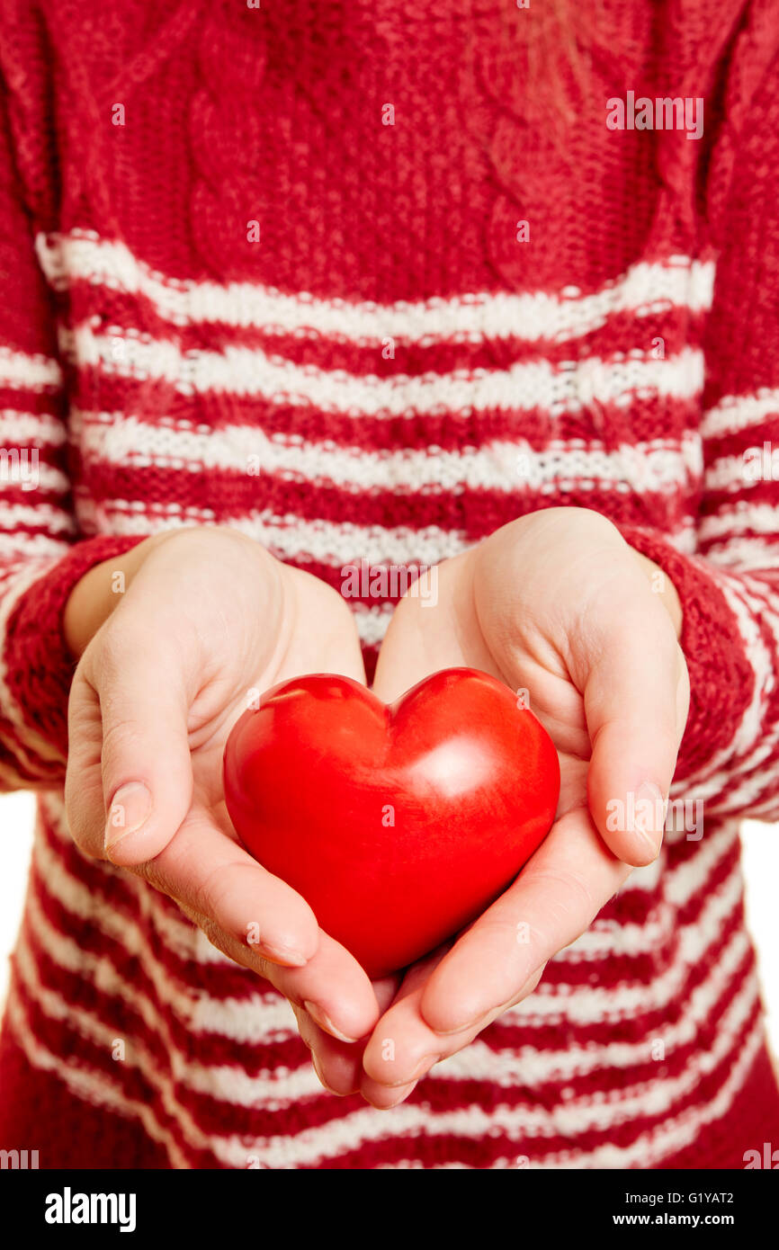 Hände einer jungen Frau hält ein rotes Herz als Symbol der Liebe Stockfoto
