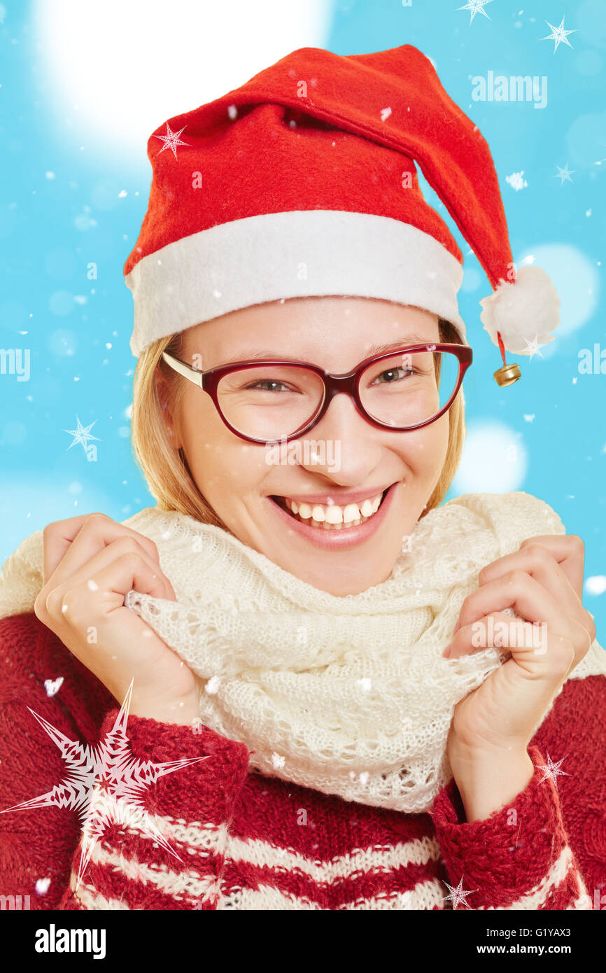 Frau im Schnee mit einer Kappe Weihnachten im Winter zu Weihnachten Stockfoto