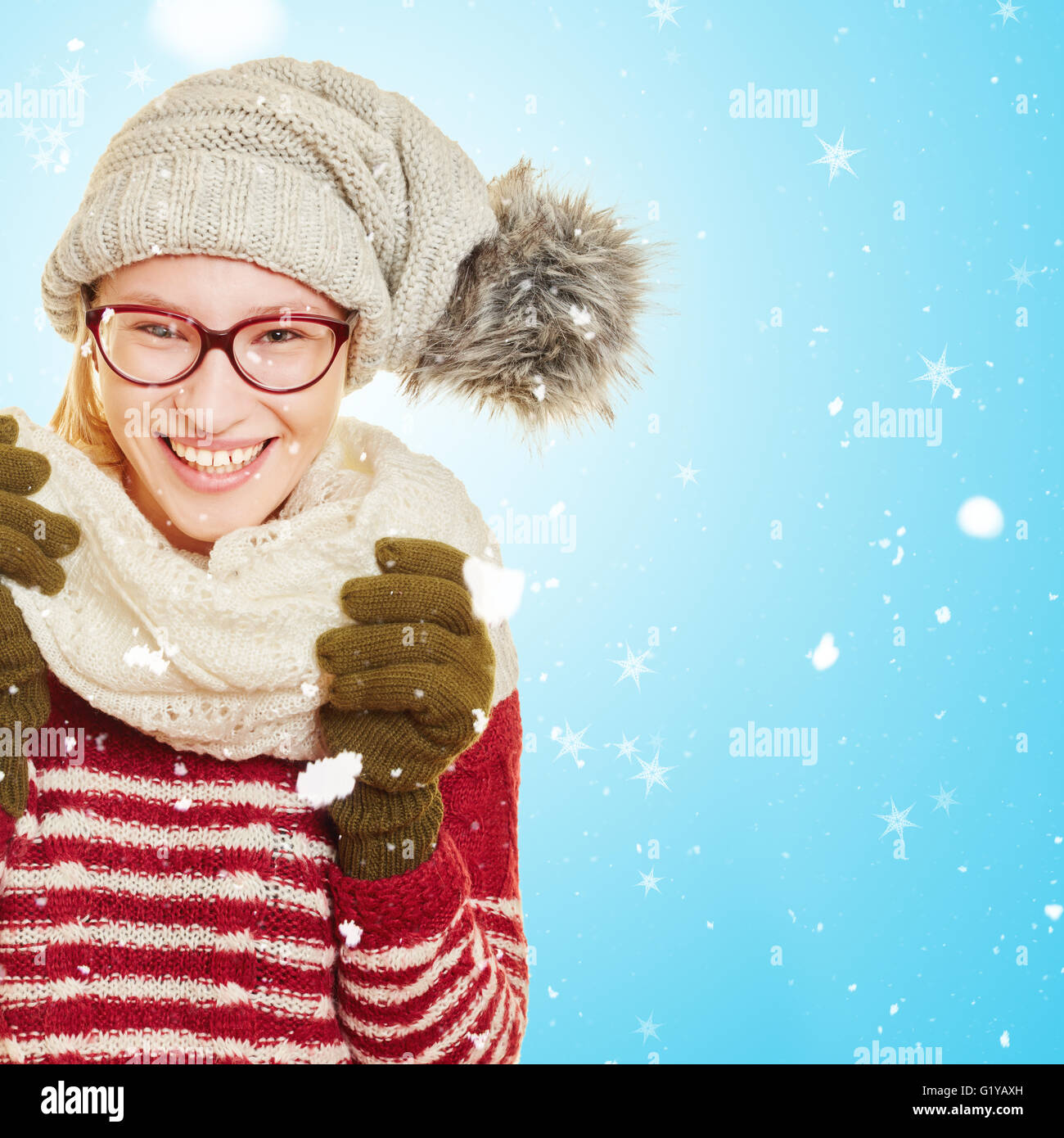 Lächelnde junge Frau Bond im Schnee im winter Stockfoto