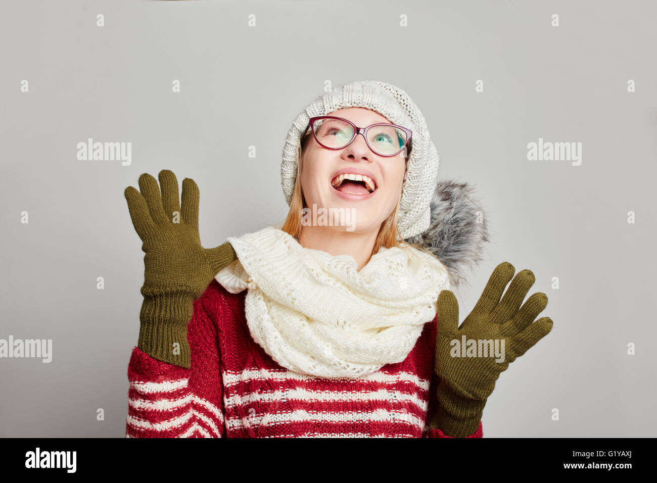 Frau in Winterkleidung gerne nachschlagen Stockfoto