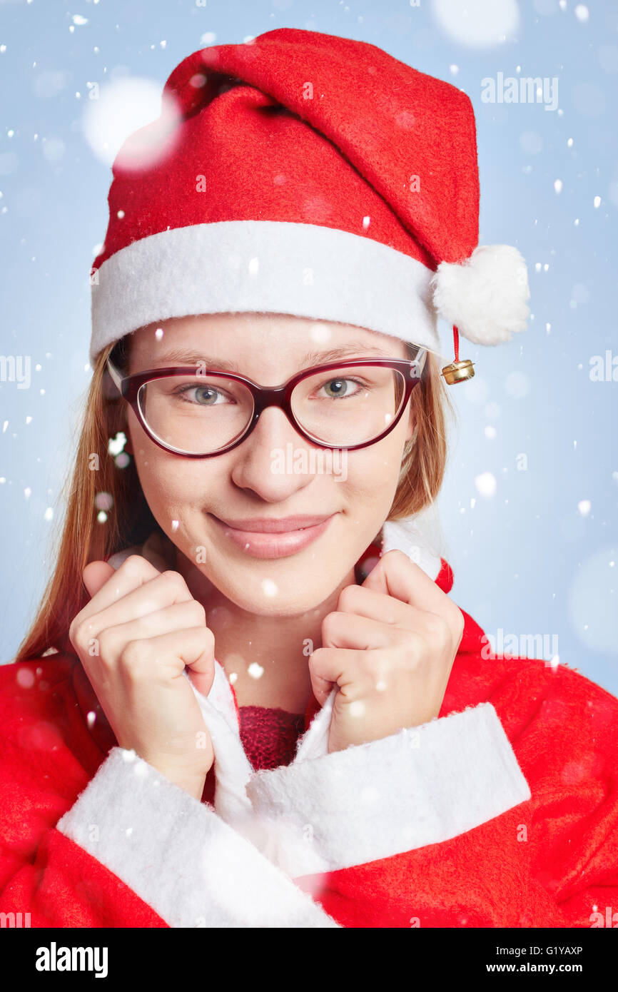 Junge Frau gekleidet wie der Weihnachtsmann im Schnee zu Weihnachten Stockfoto
