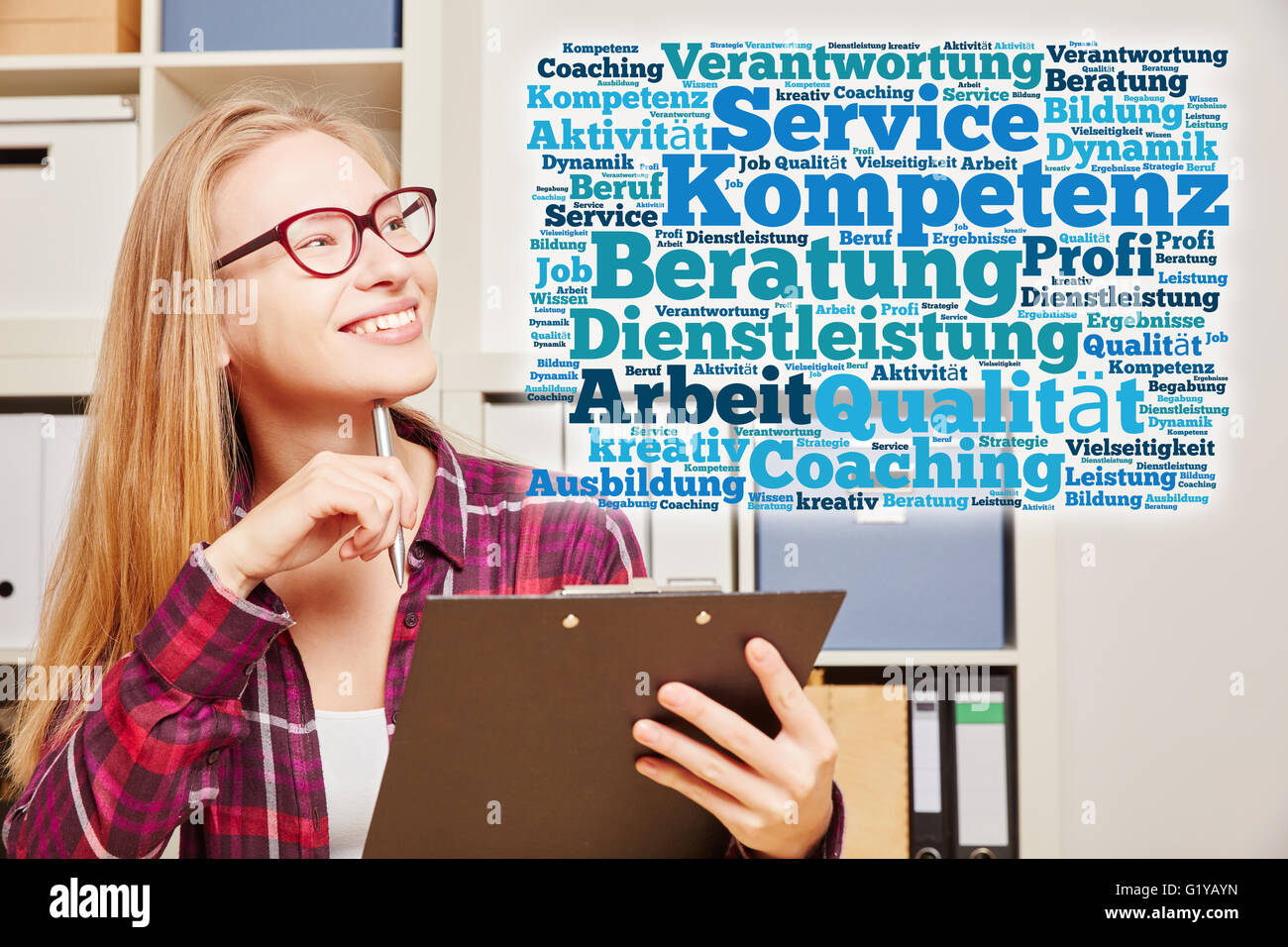 Frau mit Zwischenablage denken über Service und coaching in ihrem Büro Stockfoto