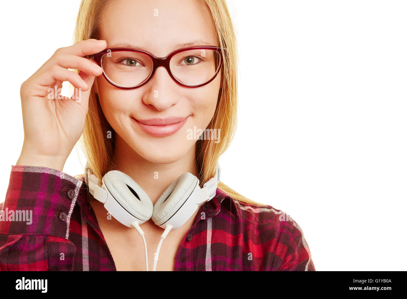 Lächelndes Mädchen mit der Hand auf ihre Brille Stockfoto